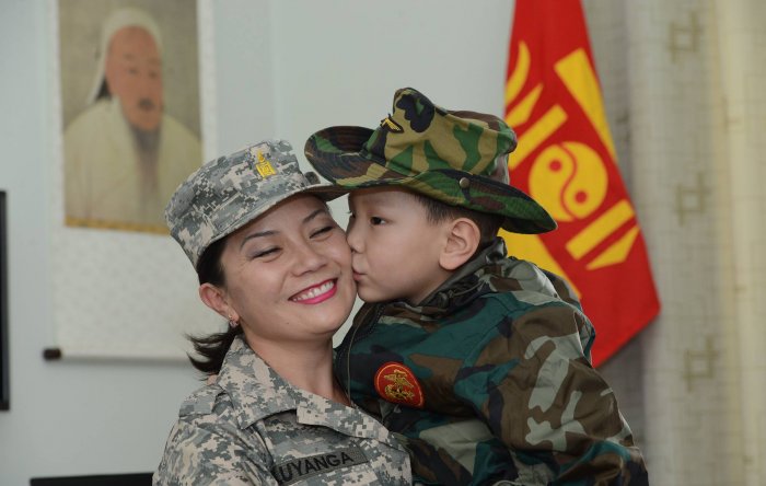 Г.Уянгагийн нөхөртөө барьсан бэлэг